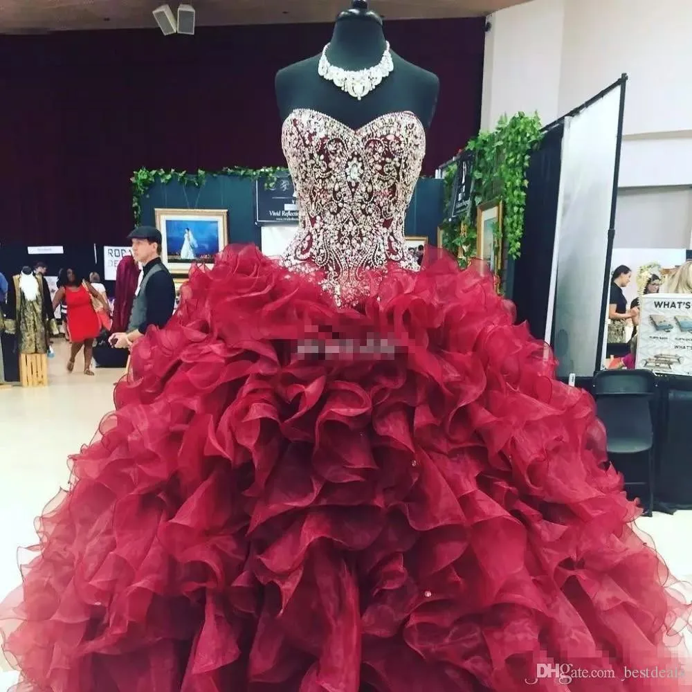 Novos vestidos de bola Quinceanera Vestidos Ruffles Sweetheart Borgonha Corporal Corset Organzacrystal Beaded Vestidos de 15 Anos Sweet 16 vestidos de baile