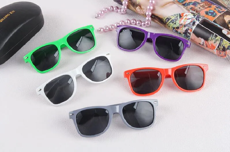 2018 hot sell Wholesale classic plastic sunglasses retro vintage square sun glasses for women men adults kids mix colors
