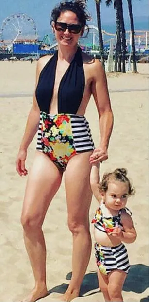 Abiti coordinati la famiglia Abiti floreali da bagno madre e figlia 2018 Costume da bagno madre e figlia Bikini a fiori a righe 2 pezzi / set BY0176