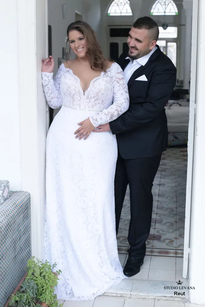 2018 멋진 디자이너 할로우 백 플러스 사이즈 웨딩 드레스 저렴한 레이스 몸통 긴 소매 스위프 트레인 독특한 Neckline Bridal Gowns