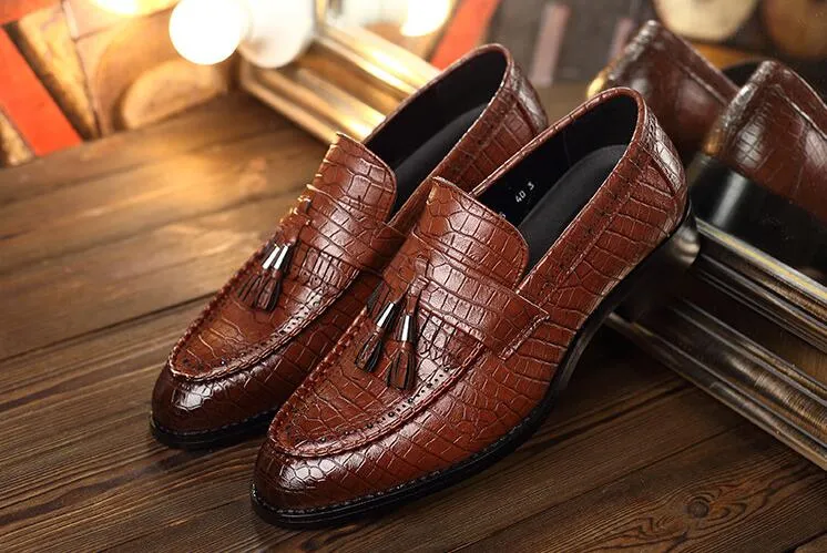 2021 Crocodile grain trend mens shoes tassel red black loafers designer luxury 560