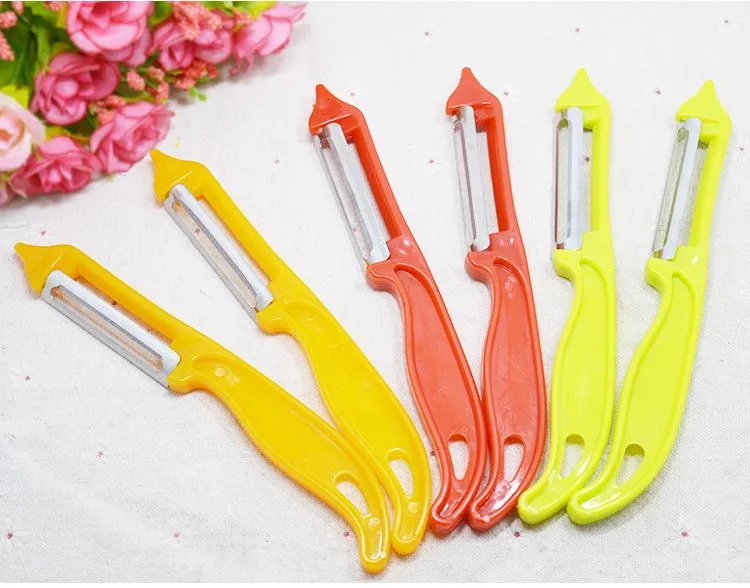 The wholesale price kitchen essential candy color can be hanging potato peeler fruit peeler vegetable peeler planer