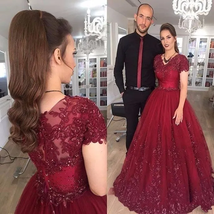 Vintage Burgundy V neck Prom Dress Ball Gown Short Sleeves Lace Applique Tulle Zipper Back Floor Length Evening Quinceanera Dress Gowns