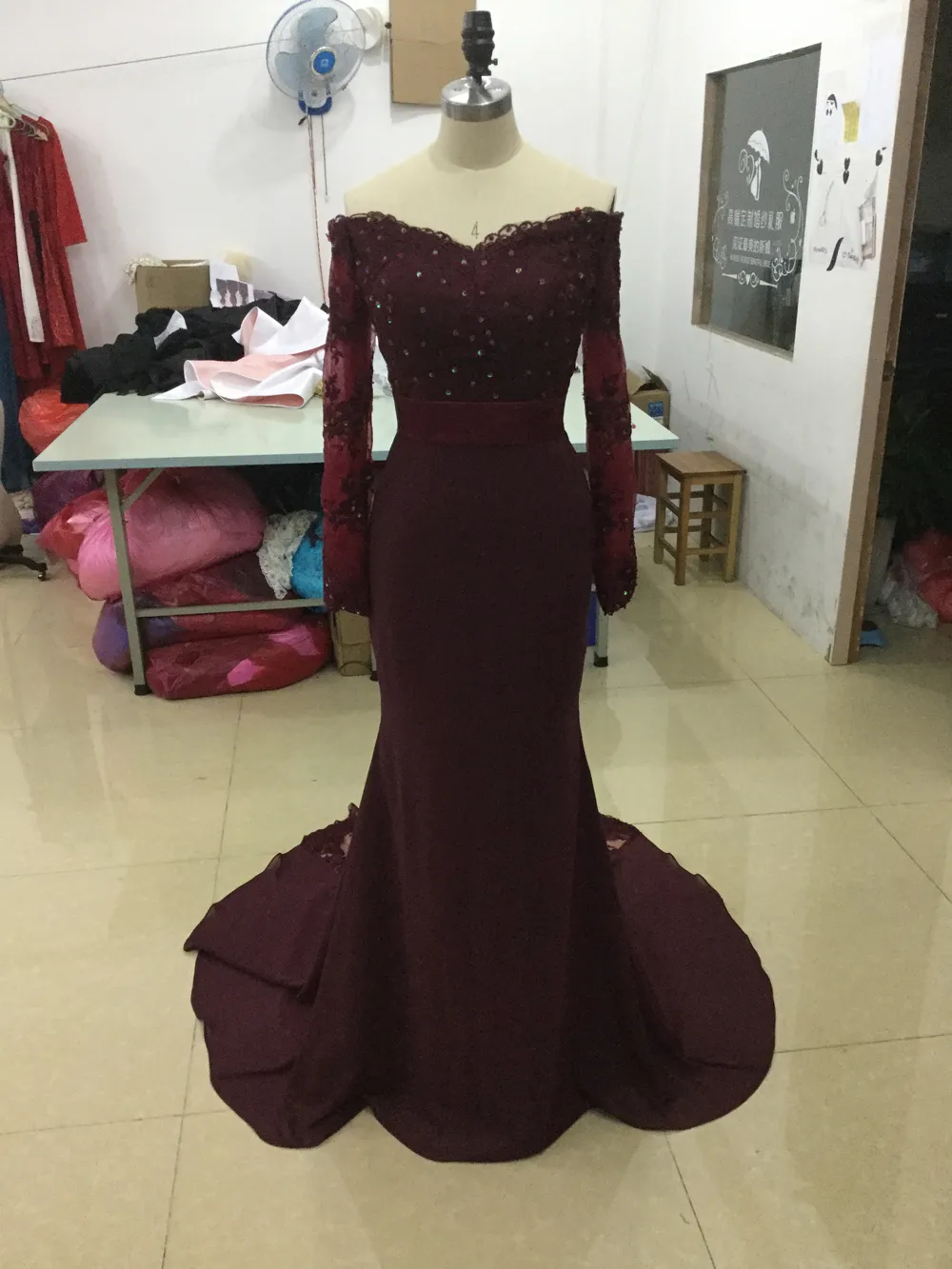 2017 vino tinto borgoña vestidos de dama de honor fuera del hombro mangas largas sirena vestidos 2017 vino tinto borgoña vestidos de dama de honor fuera del hombro mangas largas sirena vestidos