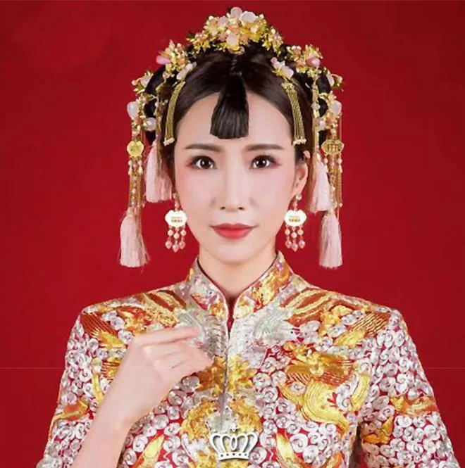 Retro handgjord hårdekoration av kinesisk brudens gamla klänning