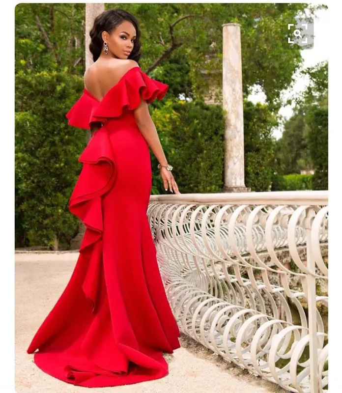 Magnifiques robes de bal rouges sur l'épaule 2019 satin dos nu sirène robes de soirée Arabie Saoudite froncé balayage train robe de soirée formelle