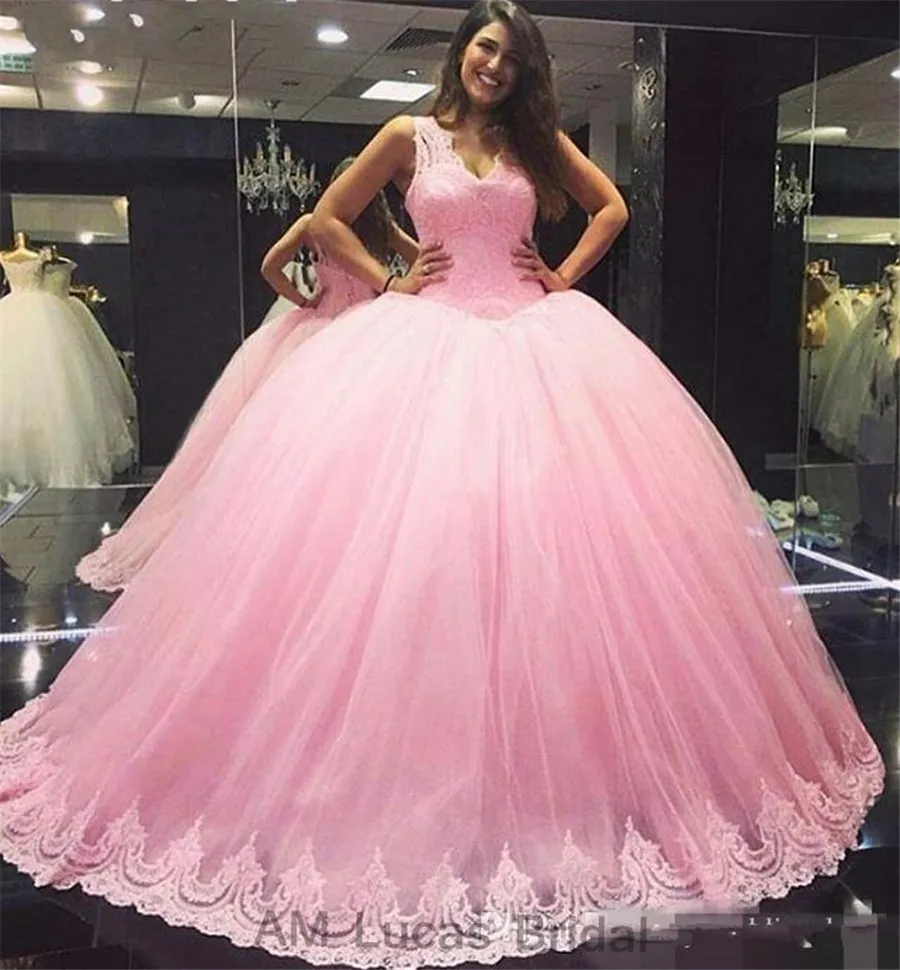 V-neck زين الدانتيل كرات العباءات الوردي فستان quinceanera الأنيقة مثير 16 فساتين منتفخة الدانتيل حتى الظهر