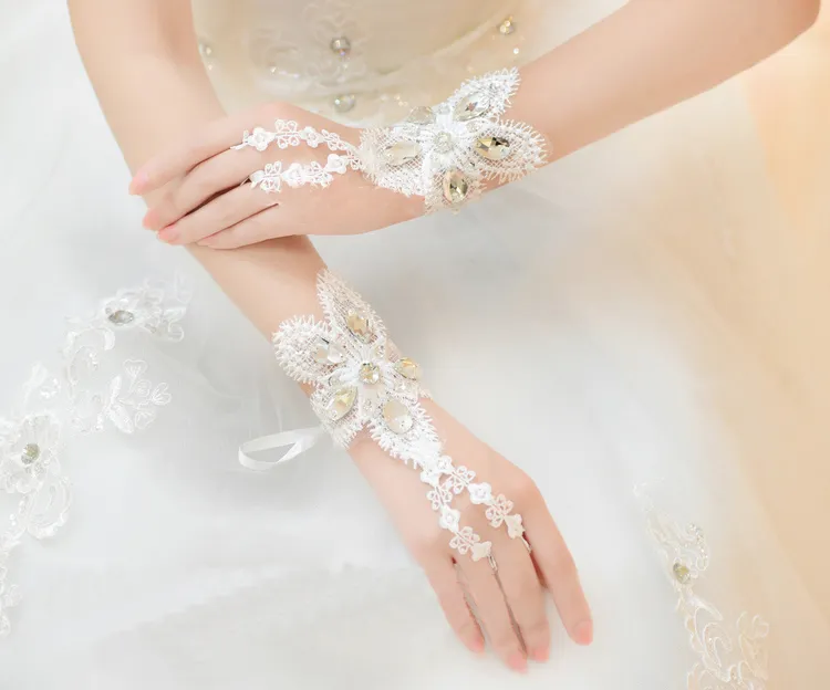 Luxury Sparkling Diamond Hot Sale Sequins Lace Bröllopshandskar Fingerless Wedding Golve Bröllop Tillbehör