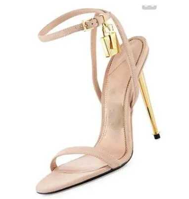 2018 الذهب الشظية قفل المفتوحة تو إبزيم حزام الخنجر مثير الصنادل أزياء النساء الفاخرة رقيقة عالية الكعب الأحذية المعدنية الذهب الأحمر الأسود