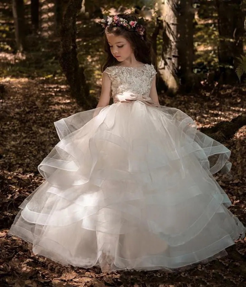 2018 robes de demoiselle d'honneur à plusieurs niveaux robe de bal bateau mancherons longueur de plancher robes de reconstitution historique de filles avec des perles d'applique pour la fête de mariage