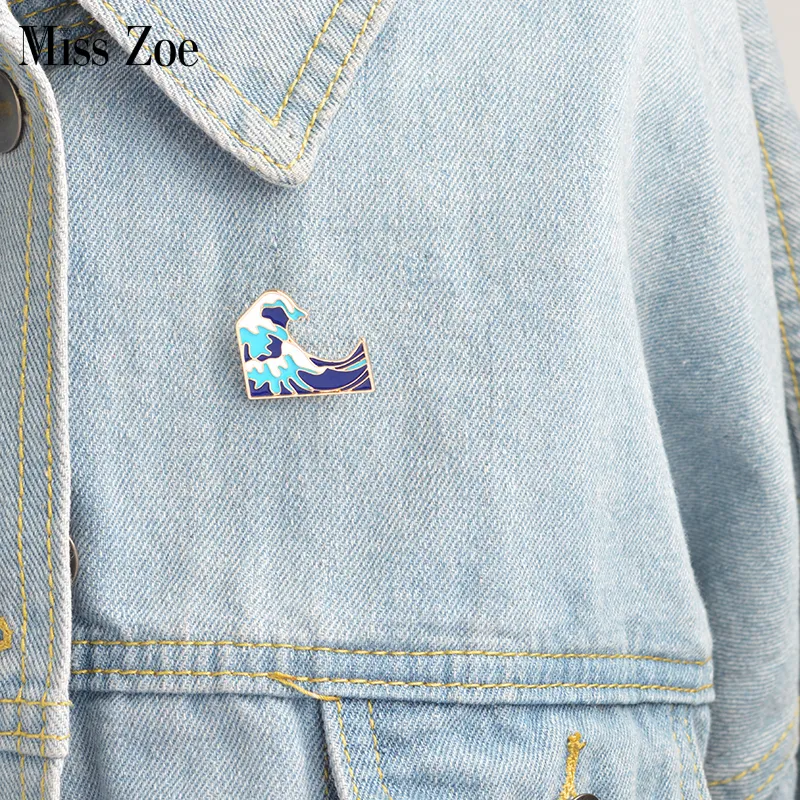 Miss Zoe Cartoon waves stift brosch Pins Barnliknande knapp Glaze pin Jeansjacka Pin Badge Smycken Present till barn vänner