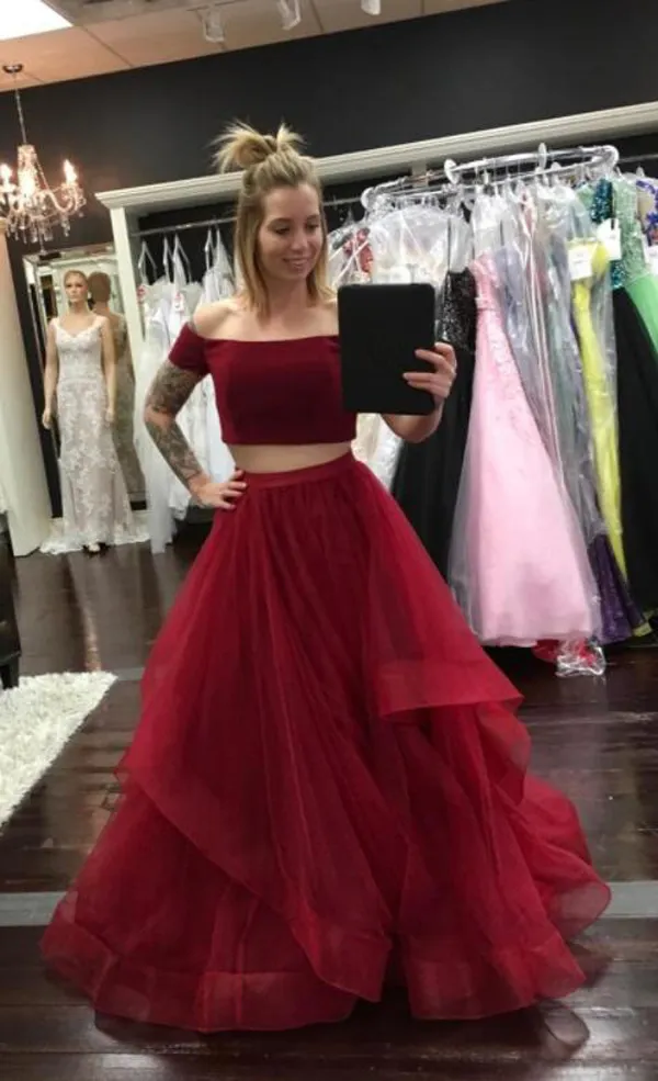 2019 Nuovo arrivo Borgogna Due pezzi Abiti da ballo con spalle scoperte Maniche corte Crop Top Ruffles Gonna in tulle Lunghezza al pavimento Abito da sera