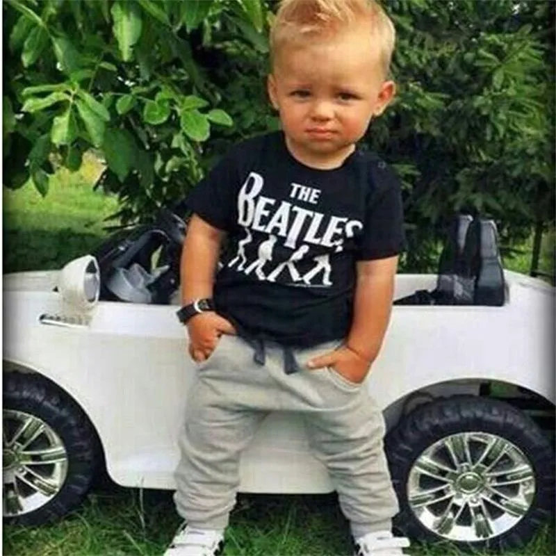 Mode Kinderen Pak Baby Boy Kleding 2 stks Korte Mouw Tshirt Tops Broek Outfit Kleding Set Pak met de Band Gedrukte Kids Set