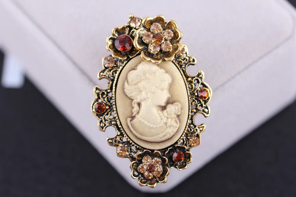 Moda Antik Altın Gümüş Vintage Broş Pins Kadın Takı Kadınlar Için Kraliçe Cameo Broş Rhinestone Noel Hediyeleri