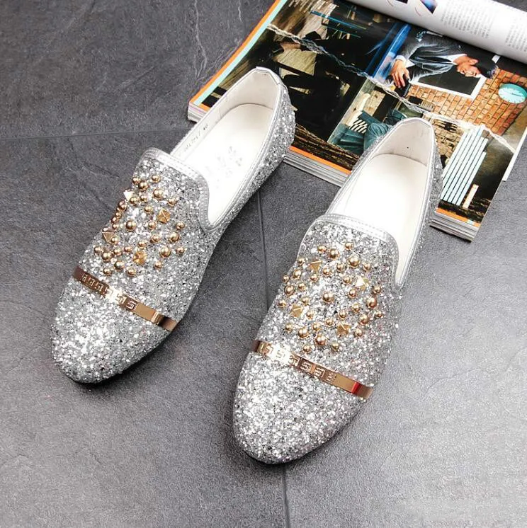 Hot koop nieuwe paardenbloem spikes platte lederen schoenen strass mode heren loafers jurk schoenen mannen slip op casual diamant puntige teen schoenen