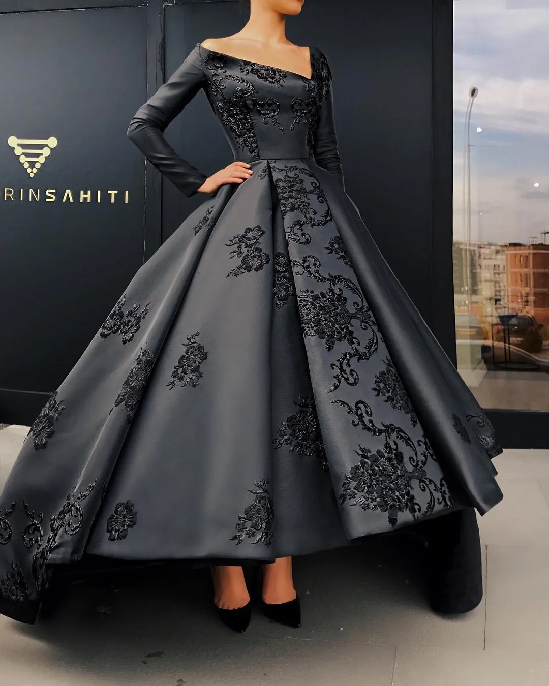 Elegant Long Sleeve Evening Gown Unique V-Neck Embroidery Applique Satin High-Low Prom Dresses Custom Made Saudi Arabia Formal Party Dresses