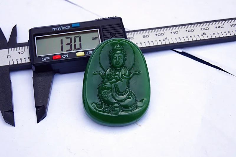 Consegna gratuita - bellissima Mongolia esterna foglia di loto verde smeraldo guanyin bodhisattva amuleto. Ciondolo collana intagliato a mano.