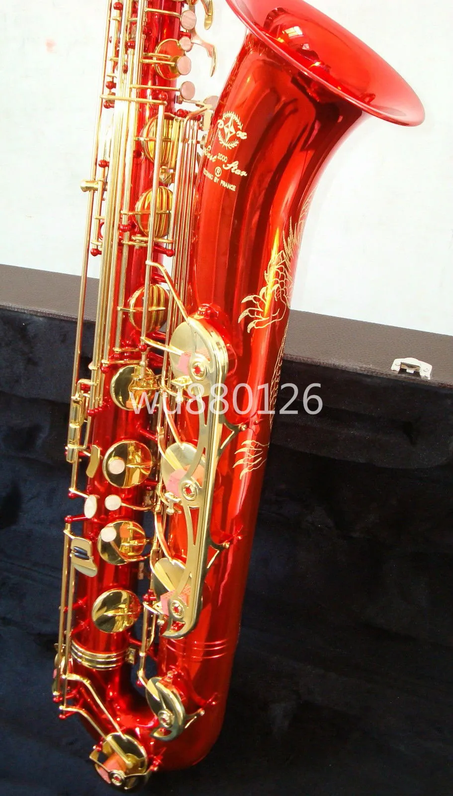 Nouveau saxophone de baryton surface rouge unique motif de dragon chinois magnifiquement sculpté avec une touche F faible, une touche F peut personnaliser le logo6431549