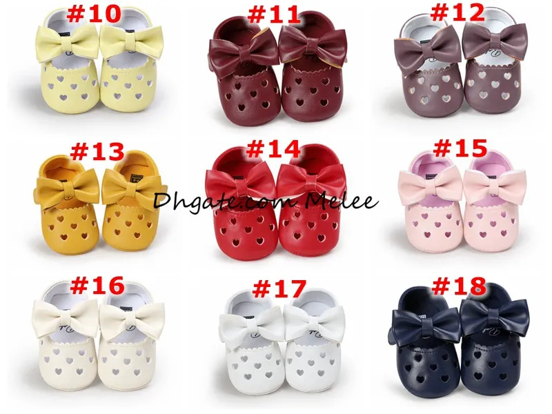 Ins Wählen Sie Baby Mokassins Liebe Herz Bogen Infant Prewalker PU-Leder-Kinder aushöhlen Schuhe für Jungen Mädchen weiche Anti-Rutsch-Sohle