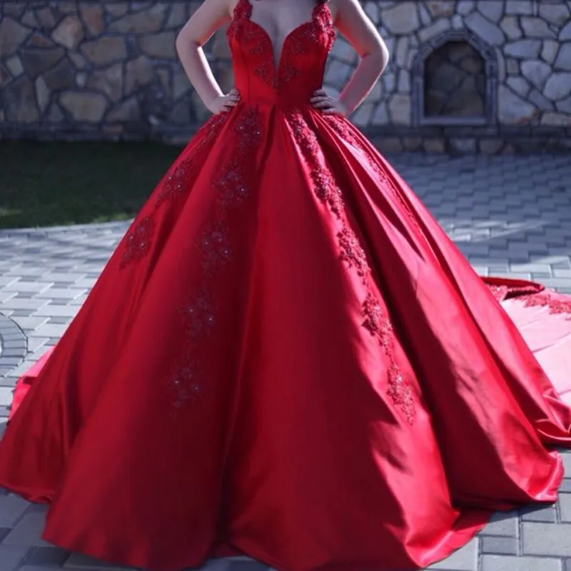 Red Ball Gown Prom Klänning Sweetheart Neckline Pärlor Applique Ärmlös Satin Sweep Train Prom Klänningar Saudiarabien Party Dress Aftonklänning