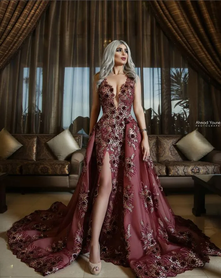 Büyüleyici Nakış Mermaid Abiye Overskirt V Yaka Aplike Sheer Backless Bölünmüş Akşam elbise Seksi Dubai Özel Balo Dre