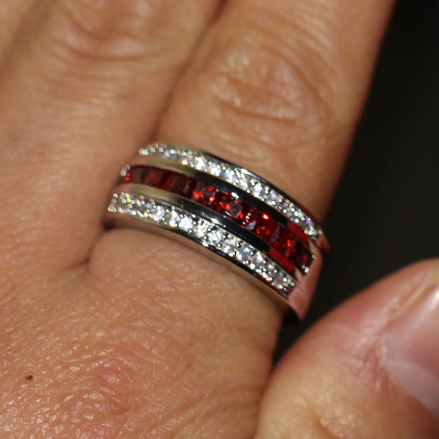 Gioielleria di moda maschile 10KT Oro bianco riempito Taglio principessa Granato rosso CZ Pietre preziose Uomini Anello di fidanzamento matrimonio il regalo degli amanti