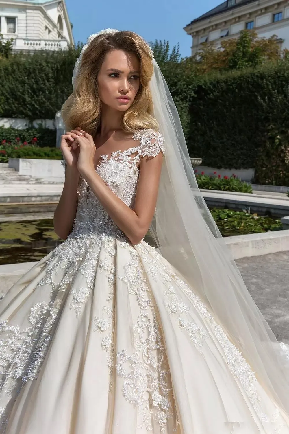 Superbes robes de mariée en dentelle robe de bal 2022 perlées Sheer Bateau Plus la taille Appliqued robes de mariée boutons dos cathédrale vestido de novia BA7950