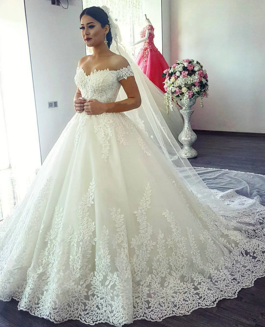 Vestidos De Novia Neue schulterfreie Brautkleider SpitzeApplique Gericht Zug rückenfrei Ballkleid Hochzeit Brautkleider nach Maß