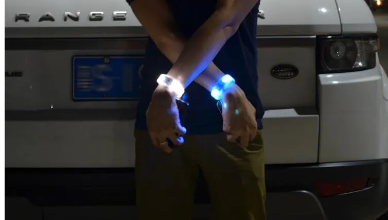 Yenilik Aydınlatma LED Işık Bileklik Ses Aktif Ses Kontrol Bilek Bandı Glow Silikon Bilezik Aydınlık El Yüzük Parti Bar Noel Işık