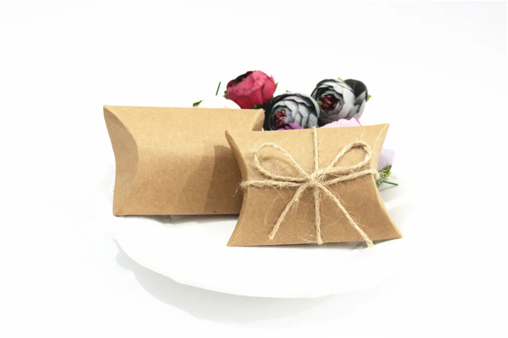 Mode chaud mignon papier Kraft oreiller faveur boîte-cadeau faveur de fête de mariage cadeau bonbons boîtes papier cadeau boîte sacs approvisionnement