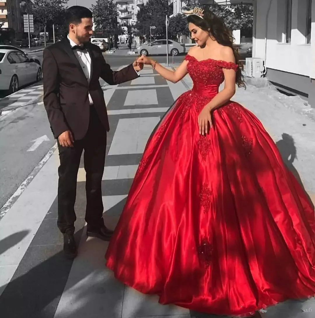 2018 Sexy Fashion Corset Quinceanera Dresses Off Shoulder Red Satin Formal Party Gowns Sweetheart Sequined Lace Girl Prom Party Gown