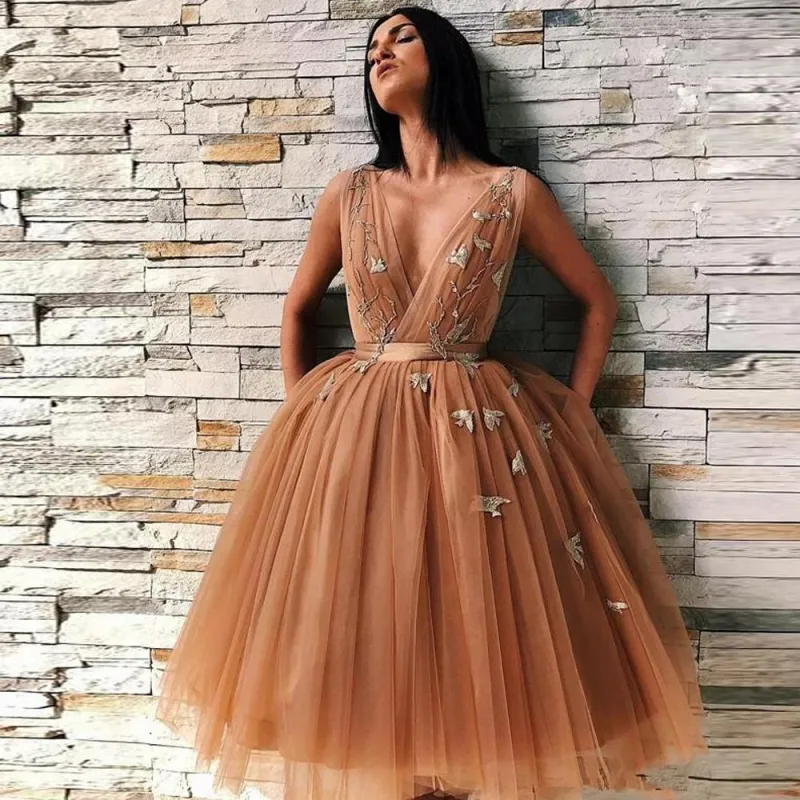 Brown V Neck Kort Prom Klänningar med 3D Appliques Sexig Backless Tulle Knee Längd Evening Gowns 2019 Homecoming Party Dress Cheap