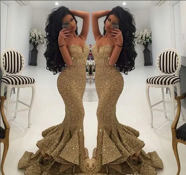 2018 Gold Arabiska paljetter sjöjungfru aftonklänningar Split Spaghettis Straps Mermaid Gold Evening Gowns Lace Appliques Open Back Prom Gowns