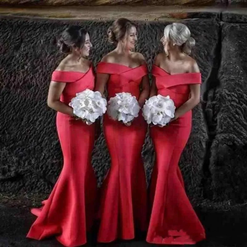 Eleganta röda sjöjungfrun brudtärna klänningar 2018 satin av axelpiget av ära klänningar för bröllopskvinnor formell fest klänning billigt