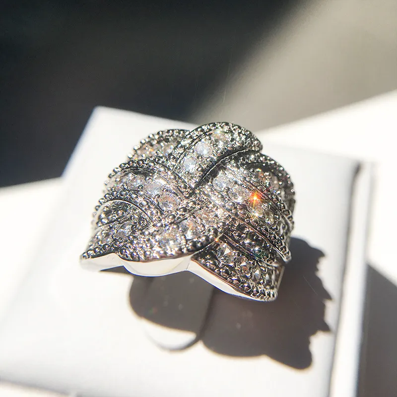 メンズフルダイヤモンド石婚約リングジュエリー高品質ファッションクリティル宝石の結婚指輪