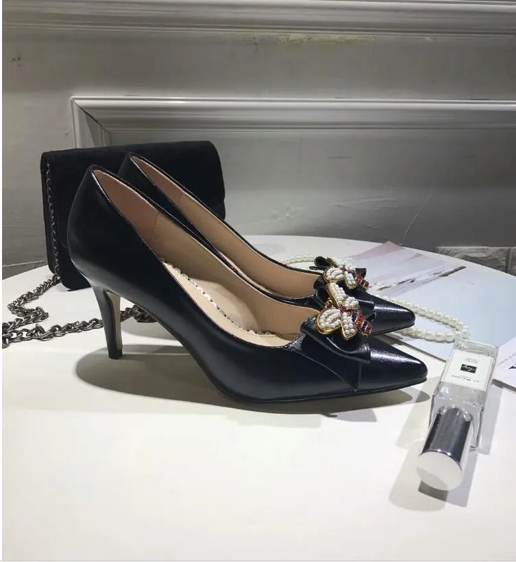 Marca mulheres de couro mid-heel bomba com arco com metal abelha dedo do pé vermelho e preto cor branca 70mm e 50mm salto mulheres bomba de sapatos de casamento