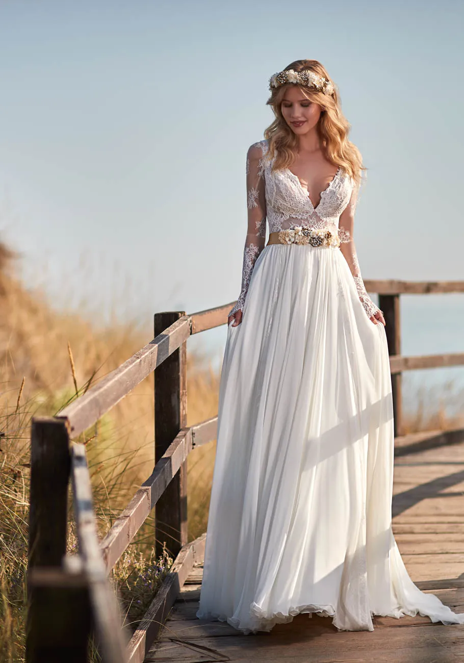 Une ligne dentelle robes de mariée de plage Applique en mousseline de soie col en V balayage train à manches longues pays robes de mariée ceinture Boho robe de mariée, plus la taille