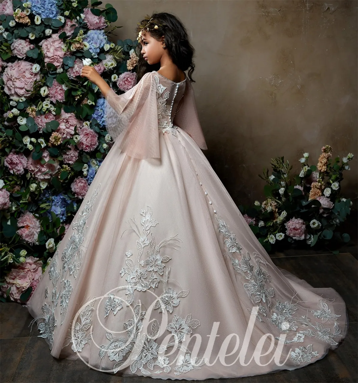 Prinsessan Flower Girls Dresses 2018 Bell Sleeves Lace Appliques Ballgown First Communion Dress för Little Girl Sweep Train