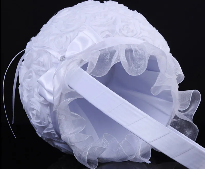 白いバラの花の女の子のバスケットエレガントなサテンの弓結び目の丸い結婚式の好意的な装飾