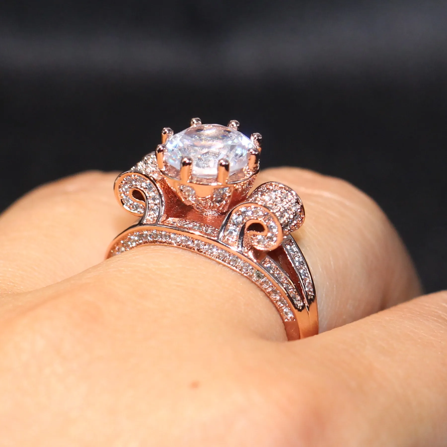 Toptan Ücretsiz El Yapımı Lüks Takı 925 Ayar Gümüş Gül Altın Dolu Yuvarlak Kesim Topaz CZ Birthstone Kadınlar Düğün Taç Band Yüzük Hediye