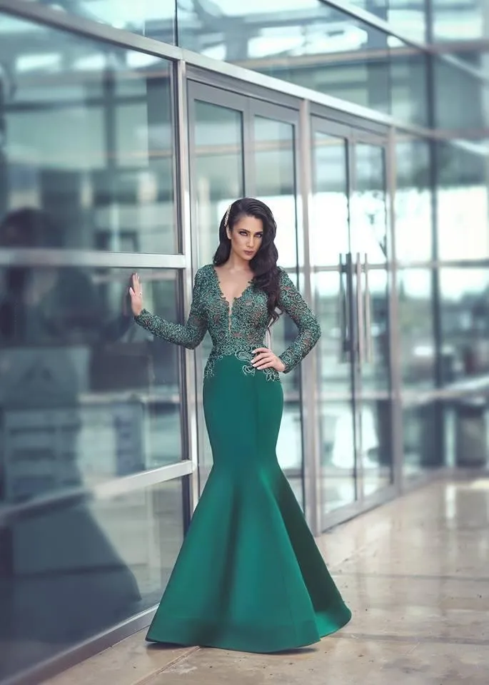 Sexy 2018 V Neck Verde Escuro Saudita Rendas Dubai Vestidos de Noite Desgaste Apliques Mangas Compridas Trem Da Varredura Árabe Partido Formal Sereia vestido de Baile