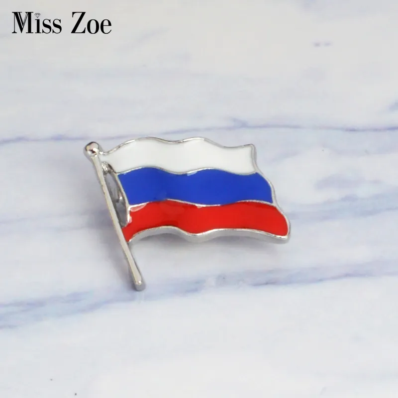 Miss Zoe Russe drapeau Email broches Fladderende drapeau Broches pour Chemise tas cap jas revers Gesp Badge Cadeau Russe Kopers