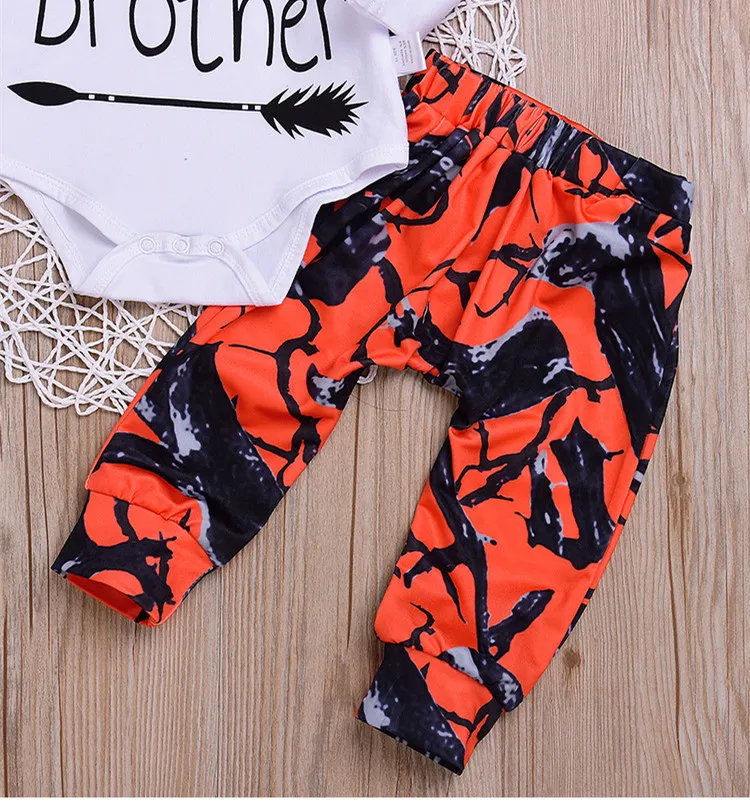 2018 New Toddler Baby Boys Set Little Brother Pagliaccetto + Pantaloni lunghi Leggings + Cappello Abiti mimetici arancioni Set Vestiti neonati