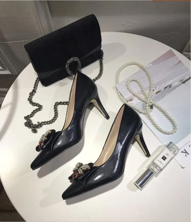 Marca mulheres de couro mid-heel bomba com arco com metal abelha dedo do pé vermelho e preto cor branca 70mm e 50mm salto mulheres bomba de sapatos de casamento