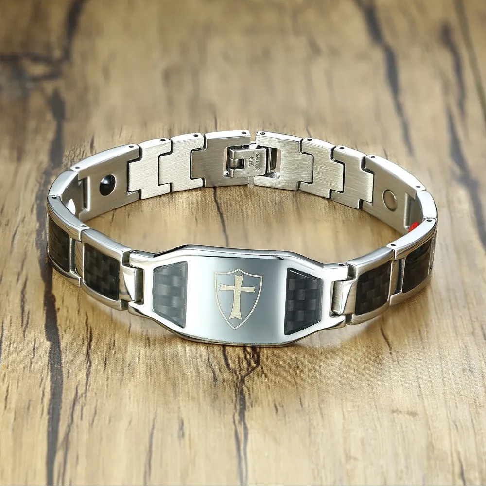 Bracciale magnetico da uomo con bracciale a scudo incrociato Cavalieri Templari inciso 4 in 1 Gioielli da uomo in fibra di carbonio in acciaio inossidabile biologico