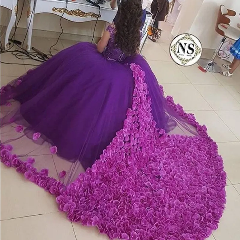 3D-Hochzeitskleid mit Blumenapplikation, schulterfrei, Spitzenapplikationen, Ballkleid, Tüll, Sweep-Zug, Brautkleid, farbenfrohes Brautkleid aus saudischem Tüll