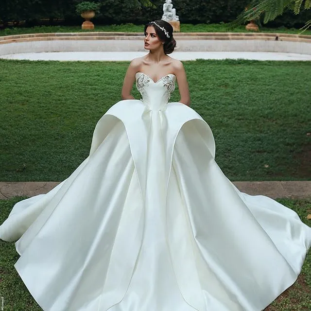 2018 Modische Brautkleider, herzförmige Applikation, ärmelloses Schößchen-Ballkleid-Hochzeitskleid, romantisches weißes Satin-Hochzeitskleid mit Schleppe