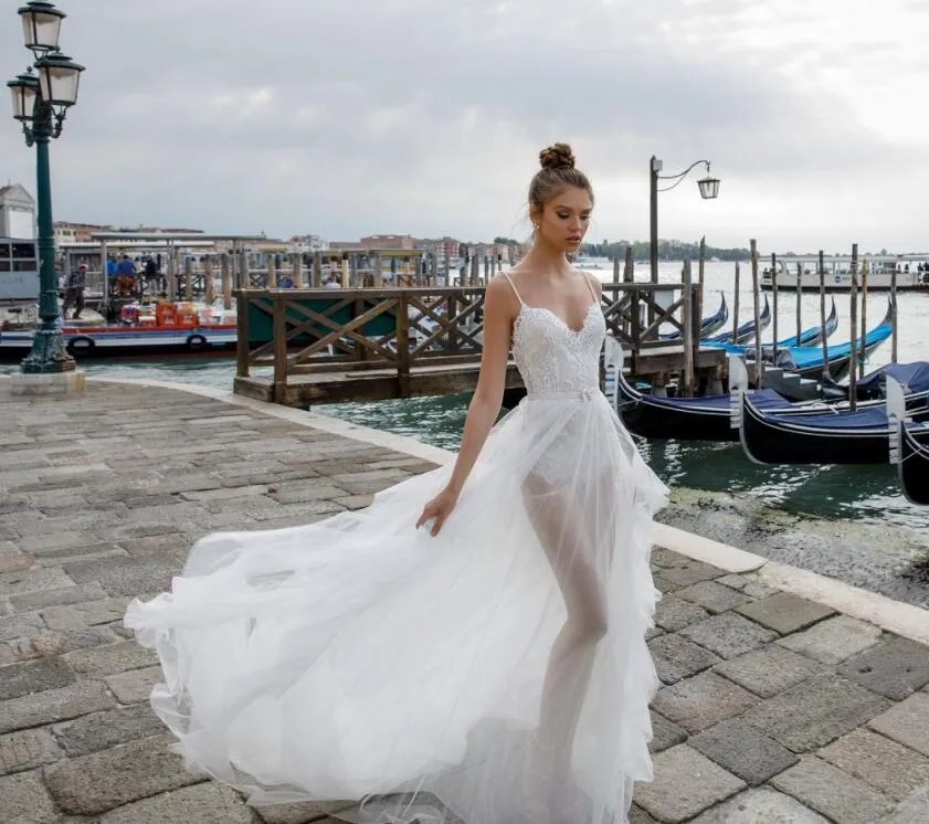 2018 Julie Vino A Line Abiti da sposa con strascico staccabile Spaghetti Sweep Train Pizzo Abito da sposa sexy da spiaggia Applique Plus Size Nuziale