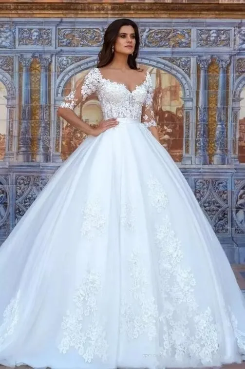 Elegant Ivory Half Half Souffy Ball Robe Robe de mariee Appliques en dentelle en tulle 2018 Arabe Dubai Style pour les mariages de la plage