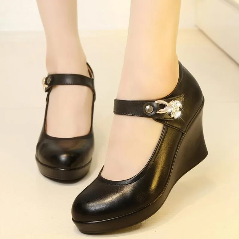 뜨거운 판매 2021 뉴 잉글랜드 패션 신발 여성 하이힐 신발 라인 석 얕은 입 낮은 도움말 암소 가죽 신발 기울기 하이힐